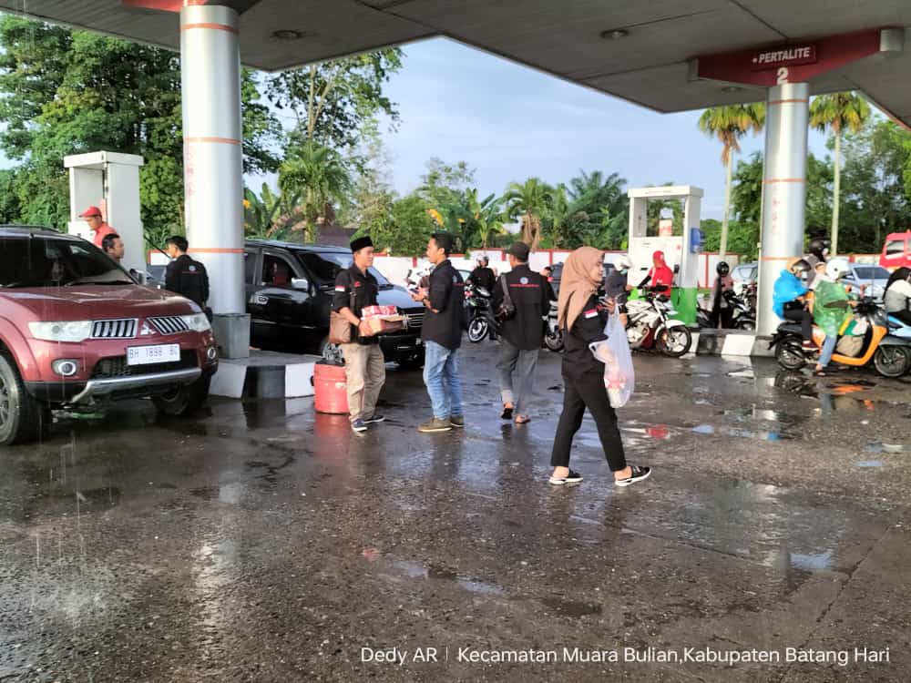 Terlihat warga antusias menerima pembagian ta'jil PD IWO Batang Hari
